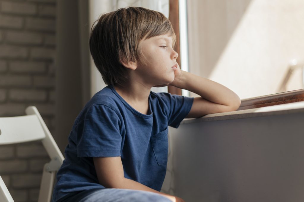 Ansiedade infantil: sintomas, causas, como lidar e tratar [Guia]